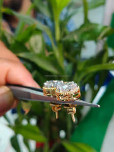 Pendientes de diamantes de talla brillante redonda en oro amarillo, un diseño con brillo radiante y elegancia atemporal para el lujo diario. - Product Image 2