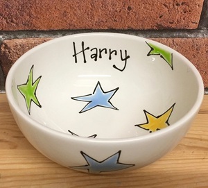 Bol en céramique personnalisé pour enfants avec motif étoile coloré, finition émaillée lisse et nom personnalisé pour les repas quotidiens - Product Image 2