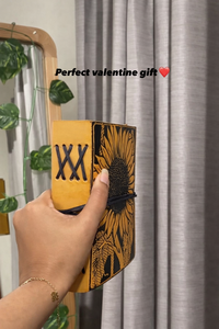 Carnet en cuir jaune fait main de haute qualité personnalisable – Motif tournesol en relief, reliure à cheval, bords festonnés, pages en coton non lignées - Product Image 3