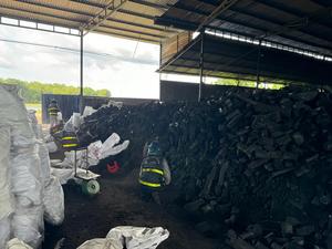 Carbón Vegetal Negro KHAYA para Asar, 100% Madera Dura, Sin Chispas, Larga Duración, Ecológico, de Fábrica en Vietnam - Product Image 6