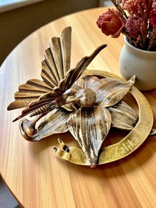 Porta Servilletas Metálico Hecho a Mano, Decoración de Mesa con Flores y Mariposas, Acabado en Pátina Negra y Dorada, Regalo de Graduación Personalizado - Product Image 6