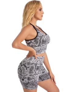 Ensemble de sport personnalisé pour femme : soutien-gorge de sport et short taille haute ajusté, tenue d'entraînement respirante pour le fitness et les activités sportives - Product Image 3