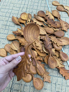 Fourchette en bois artisanale à manche ondulé avec trou - Ustensile de service en bois pour salade - Cuillère de cuisine - CARYLN - Product Image 5