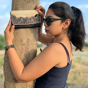 Western Hair on Hide & Hand Uneoled Portefeuille en cuir pour femmes Portefeuilles en cuir de vachette véritable Vente chaude Sculpture Pochette en cuir - Product Image 2