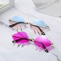 Nouvelles lunettes de soleil tendance sans monture style œil de chat pour les marchés occidentaux – Lunettes de fête et de bal uniques, montures stylées pour le streetwear