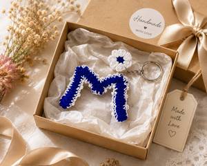 Llavero de ganchillo con letra M personalizado, el más vendido, hecho a mano con hilo de algodón, colgante para bolso, soporte para llaves, regalo disponible para la venta - Product Image 1