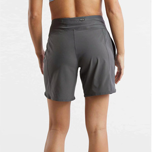 Shorts chauds pour femmes, taille basse, couleur unie, shorts de sport avec poches, séchage rapide, tricotés, coupe régulière, 100% polyester pour la course à pied - Product Image 2