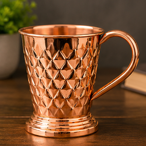 Mug à Moscow Mule en cuivre martelé artisanal, tasse à cocktail en cuivre pur avec poignée en cuivre massif, tasse à bière avec base sur pied en métal - Product Image 1