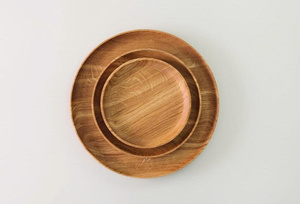 Assiette de service ronde en bois avec bord tourné, plusieurs tailles, chêne naturel, acacia, HORECA, gravure personnalisée OEM, Vietnam - Product Image 5