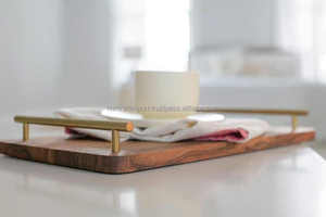 Plateau de service en bois artisanal avec poignées |   Plateau de table basse personnalisé |   Cadeau de fête durable et compatible lave-vaisselle pour mariages - Product Image 5