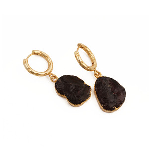 Pendientes de aro de granate en bruto, aros martillados chapados en oro, piedra de nacimiento de enero, regalo de joyería bohemia con gemas para ella - Product Image 2
