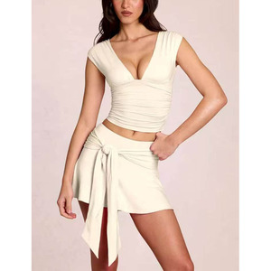 Ensemble de yoga noir 2 pièces : short taille haute et crop top dos nageur avec découpes, en Spandex et Polyester sans couture, pour le fitness - Product Image 4