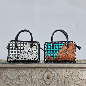 Bolso de Mano de Cuero de Lujo y Estilo Speedy con Diseño a Cuadros Verde Azulado y Floral Marrón, Panel de Cuero Vacuno Duradero con Bordado - Product Image 6