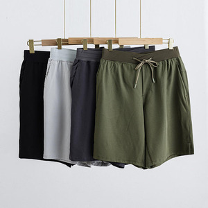 Pantalones cortos de alto rendimiento. Franjas laterales deportivas y detalles en contraste para un estilo llamativo. aparición atlética profesional. - Product Image 1