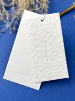 Étiquettes suspendues personnalisées de luxe en papier coton double couche avec cordon ciré coréen, logo gaufré, étiquette tissée pour l'image de marque des vêtements