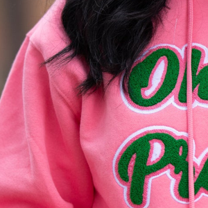 Sweat à capuche rose personnalisé pour femme avec broderie « Oh So Pretty » en vert, pull à manches longues, style décontracté et tendance - Product Image 3
