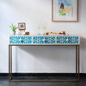 Una vibrante mesa consola con incrustaciones de hueso turquesa y tres cajones de almacenamiento, con un marco metálico minimalista, a precio de mayorista. - Product Image 1