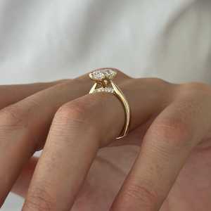 Anillo de Compromiso con Diamante Cultivado en Laboratorio de 2.5 Quilates, Corte Pera, Diseño Tulipán Único, Oro Amarillo de 14k, Certificado IGI - Product Image 6