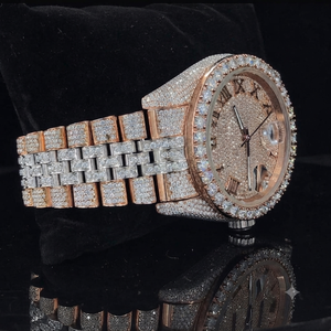 Reloj de Lujo con Diamantes, Caja Redonda de Acero Inoxidable, Números Romanos Analógicos, Correa de 20 mm, Cierre de Mariposa, Movimiento de Cuarzo - Product Image 2