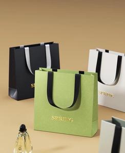 Sac de shopping en carton kraft de luxe avec logo personnalisé et poignée en ruban pour chaussures, vêtements, emballage cadeau, vente en gros - Product Image 6