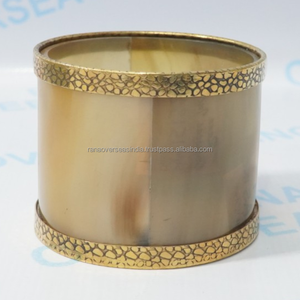Brazalete ancho hecho a mano con cuerno y latón, con diseño clásico moderno para mujer, disponible en varios tamaños. - Product Image 6