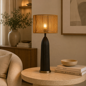 Lampe de table en métal à obélisque cannelé avec abat-jour en tissu tressé, construction en fer de qualité supérieure, éclairage d'ambiance chaleureux pour intérieurs élégants - Product Image 1
