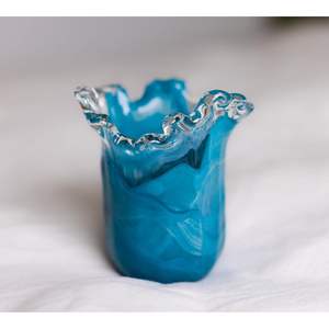 Vase en résine artisanal pour la décoration d'étagères, accessoire décoratif unique pour la maison - Product Image 3