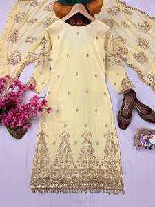 Conjunto de Salwar de Lujo en Color Dorado Champán, con Lentejuelas y Bordado Zari, Kurti Recto, Pantalones Anchos, para Bodas Pakistaníes de Invierno - Product Image 4