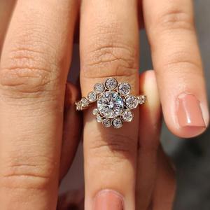 Anillo de compromiso de oro macizo con diamantes de corte redondo en racimo y halo de burbujas, con engaste moderno tipo bisel, joyería nupcial y regalo para ella - Product Image 2