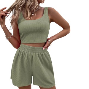 Conjunto de 2 Piezas para Mujer, Top Corto y Pantalones Cortos de Punto Acanalado, Spandex/Algodón, Color Negro Sólido, Estilo Casual de Verano, Sin Mangas, Cuello Redondo, Cintura Alta - Product Image 3