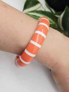 Brazalete de Resina Crema con Diseño de Olas, Estilo Tallado Moderno, Joyería Artesanal MS de Uttar Pradesh - Product Image 2