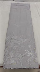Tissu en coton mousseline pur à motifs floraux ajourés, doux et léger, idéal pour robes d'été, confectionné à la main, design floral ajouré en coton mousseline. - Product Image 4