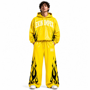Ensemble deux pièces streetwear pour homme : survêtement en cuir PU jaune avec logo personnalisé, sweat à capuche imprimé flamme noire et pantalon large ample - Product Image 1