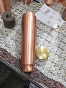 Bouteille d'eau en cuivre antique, gravée, martelée, écologique, au design classique, pour usage ayurvédique, de la collection Antique Creations - Product Image 2