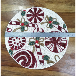 Salvamantel navideño con cuentas de bastón de caramelo, hecho a mano, redondo, con cuentas de cristal, para mesa, decoración festiva, rojo y blanco - Product Image 3