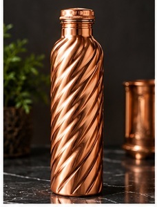 Bouteille d'eau en cuivre artisanale avec motif gravé de montagne et de pin, vaisselle portable pour l'extérieur - Product Image 5