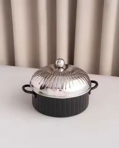 Olla Tradicional Martillada para Calentar Alimentos con Tapa de Cúpula y Soporte de Alambre, Cazuela Decorativa, Elegante Vajilla de Cocina - Product Image 2