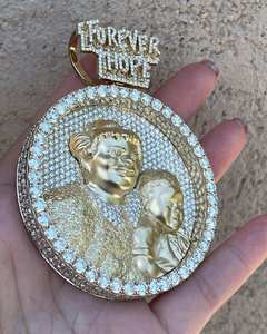 Pendentif médaillon commémoratif personnalisé de luxe, serti de moissanite VVS, finition or, bijoux hip-hop, aspect diamant - Product Image 4