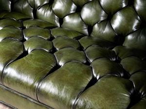 Canapé Chesterfield de luxe en cuir vert irlandais, trois places, dossier capitonné profond, pieds en bois faits à la main, style transitionnel, écologique - Product Image 2