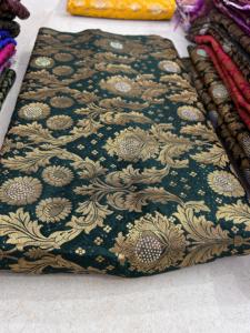 Tissu Jacquard Brocart Haut de Gamme en Soie 100% D.N° 1585, Motif Dentelle Miel, Tissage Doré Riche, Tissu Traditionnel pour Vêtements et Décoration Intérieure - Product Image 5