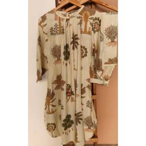 Ensemble Kurta pour femmes en tissu Cream Palm, style exotique - Product Image 2