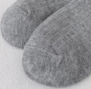 Chaussettes courtes pour hommes en Spandex/Coton tricotées unies, séchage rapide, respirantes, pour le sport estival, avec logo imprimé sur le bord en sérigraphie, noir et blanc - Product Image 6