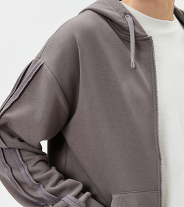 Ensemble de survêtement zippé pour homme en coton délavé gris taupe avec passepoil à coutures apparentes, fermeture à cordon sur toute la longueur, 100 % coton, style streetwear, fabriqué au Pakistan - Product Image 5