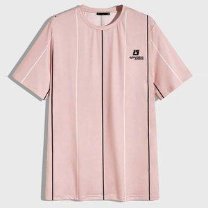 เสื้อยืดคอกลมแขนสั้นผู้ชายสีชมพูพร้อมดีไซน์ลายแถบสีดำ แห้งเร็ว ทรงปกติ ใส่สบาย - Product Image 1