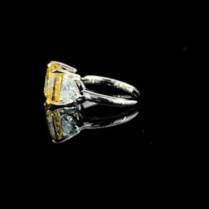 Bague de fiançailles en or blanc massif 18 carats avec trois pierres de diamant, 3,00 carats, jaune vif fantaisie, taille coussin, taille cœur, pierres latérales en diamant - Product Image 4