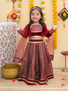 Lehenga Choli Étnico de Invierno para Niñas, en Terciopelo Color Granate, con Falda de Brocado en Zigzag y Dupatta, Traje Tradicional Indio para Bodas - Product Image 5