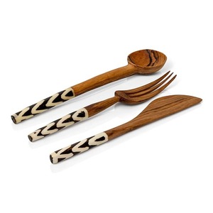 Ensemble de couverts en bois naturel ForestFeast, cuillères en bois faites à la main, écologiques, ergonomiques, modernes, personnalisables, ustensiles de table adaptés aux aliments - Product Image 1