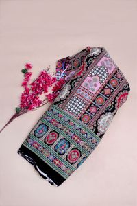 Tissu imprimé géométrique noir à motifs décoratifs avec bordure épaisse pour la confection de robes Kurti, tissu pour vêtements ethniques. - Product Image 2