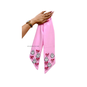 Couronne d'Halloween personnalisée en gros avec monogramme et motif fantôme rose, décoration de couronne d'Halloween sur mesure en perles de rocaille - Product Image 1