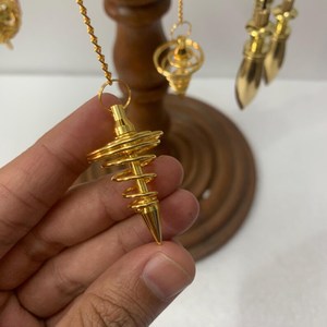 Pendentif de radiesthésie en laiton poli en spirale, qualité supérieure, MUNTAHA AGATE, pour guérison énergétique, Reiki, divination, anti-anxiété, vente en gros - Product Image 1